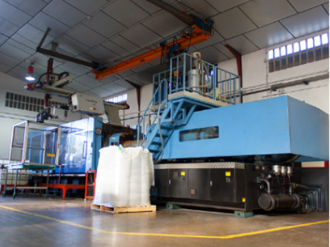 Intégration de la première machine à gros tonnage (1 000 tonnes) pour la fabrication de PVC-U dans la province d’Alicante.